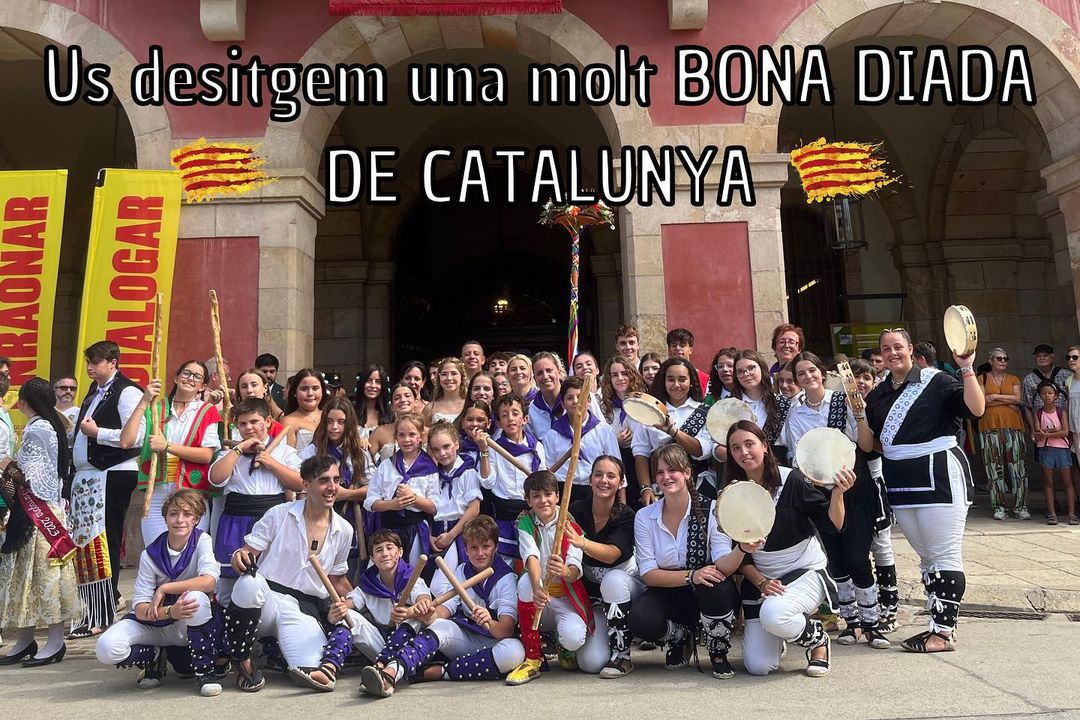 Aquest+matí,+@araisemprecultura+ha+estat+present+al+Parlament+de+Catalunya,+en+la+II+Mostra+de+Cultura+Popular+al+Parlament+de+Catalunya,+organitzada+per+@adifolk_culturacatalana,+a+través+dels+grups